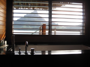 バスタブ越しに見えるオテマヌ山