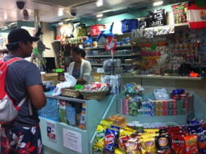 所狭しと商品が並びます