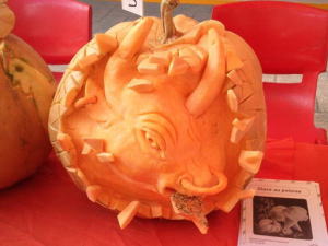 牛の顔をしたかぼちゃランタン