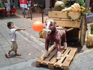 ハロウィンを楽しむタヒチの子供