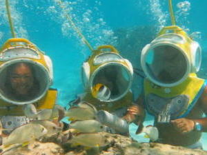 ヘルメットを被って海中散歩