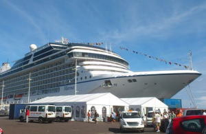 パペーテに停泊しているクルーズ船 / マリーナ